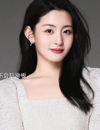 曝赵晴前男友毛飞廉关注了许荔莎，网友：人在海外也要吃瓜？