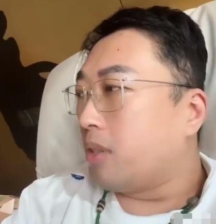 于正陷“白月光”风波，何晟铭发“赠白月光”视频，还回应手滑了