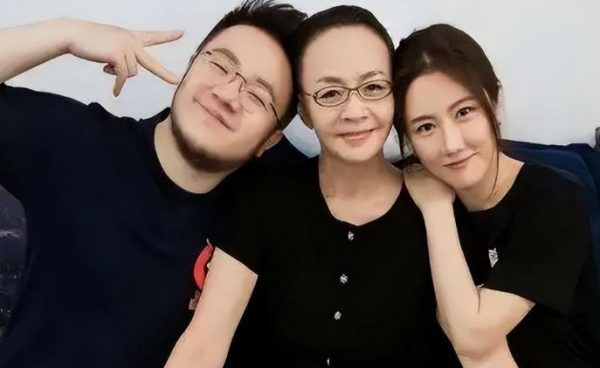 宋丹丹两个孙子均随奶奶姓宋，网友：不姓宋难道姓英吗？