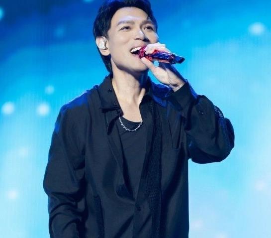 跌落舞台后，杨宗纬凌晨报平安：我没事，离精神小伙就一步之遥