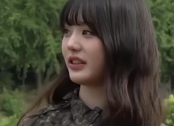 韩女星张元英“入伍”穿军服练到快昏厥，网友：这波营业拼了
