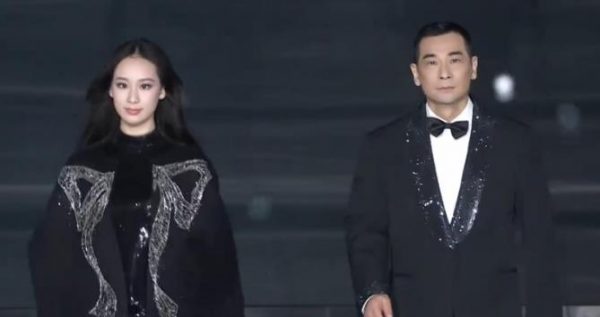 赵文卓携17岁大女儿走秀，网友：远看以为是黄圣依
