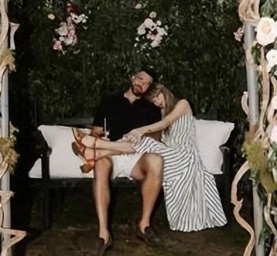泰勒·斯威夫特官宣与男友凯尔希订婚，网友：嫁给了她向往的爱情