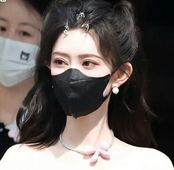 孟子义jennie穿同款抹胸公主裙，一个蓝莓小蛋糕，一个黑天鹅