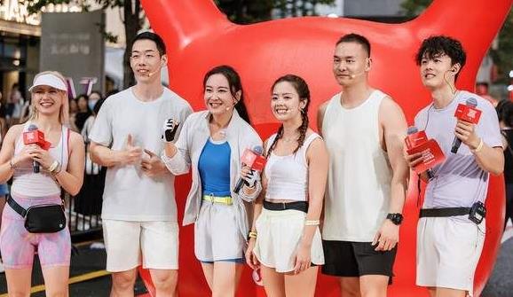 贾玲上镜胖十斤？网友晒出对比照