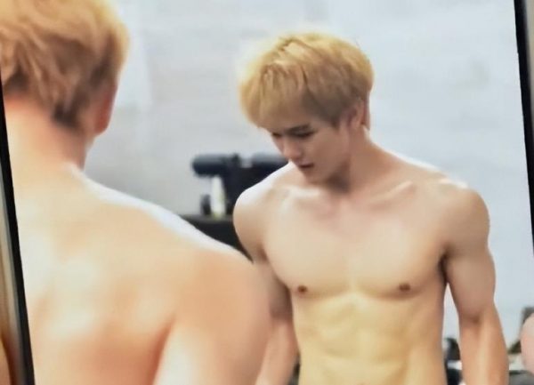 王艳晒儿子腹肌照，“小胖墩”变为肌肉型男