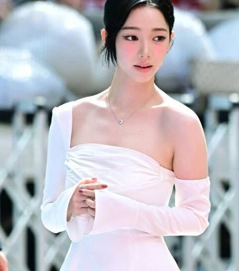 韩国知名女星纯白造型引热议，韩网友：这次没发挥出她的巅峰颜值