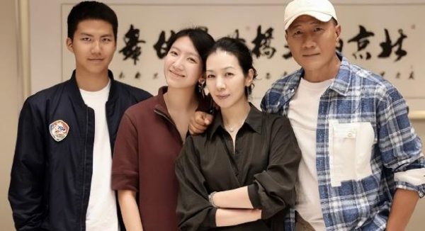 胡军一家四口同框，儿子女儿身高吸睛