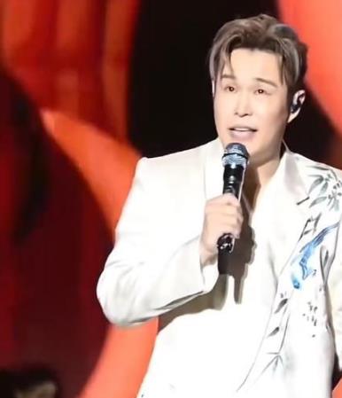 小沈阳即兴“瞎唱”，沈佳润被称“最无语原唱”
