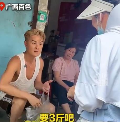 吴克群穿白背心短裤拖鞋，在广西卖水果，请路人吃烧烤
