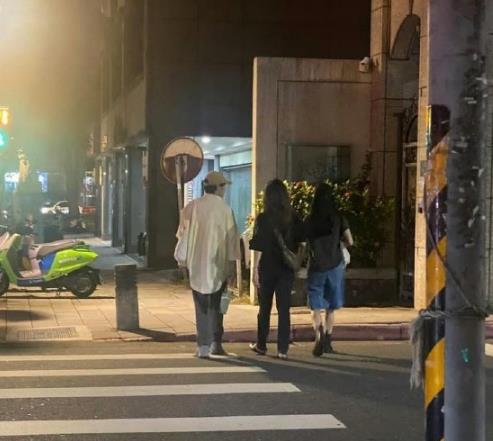蔡依林晚上十点还没睡？网友调侃：应该是交到坏朋友