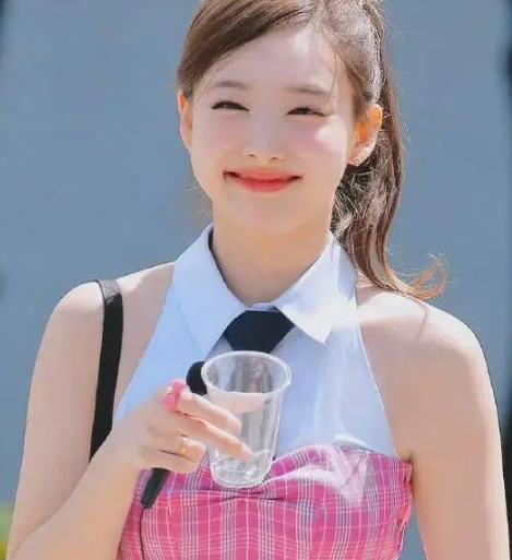 韩国知名女团成员被曝，给妹妹代购中国零食 