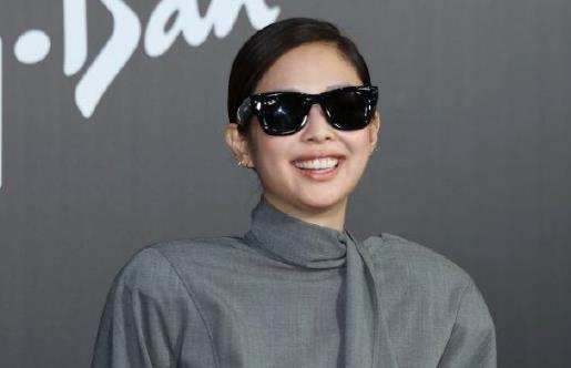 Jennie与陌生男子并肩同行，网友扒出是Rosé“绯闻男友”的好友