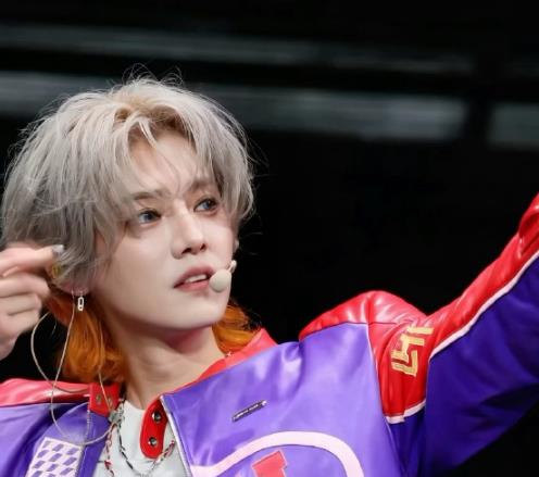 鹿晗甜盐秒切换，上一秒笑容治愈，下一秒眼神锐利