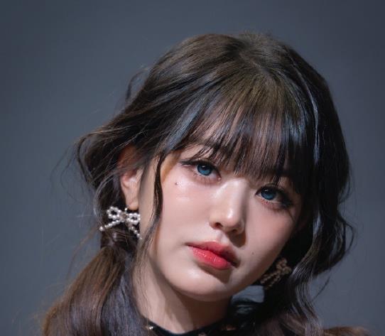 张元英烟熏妆绿色美瞳，遭韩网友吐槽：为什么非要辣妹风？