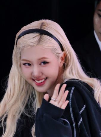 韩星ROSÉ朴彩英出席上海活动，运动套装搭配金发亮相