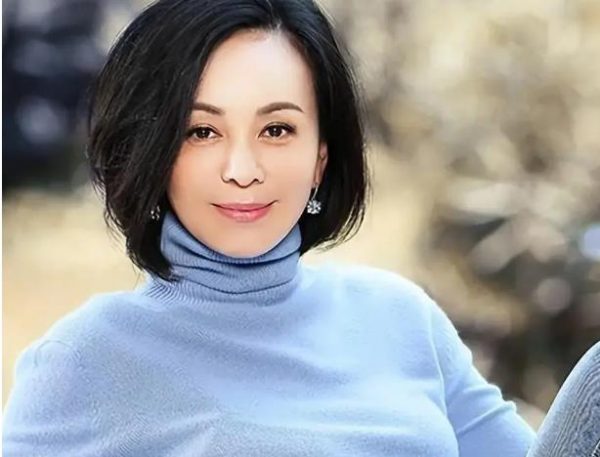 王琳自曝怀孕高烧父母仅探视15分钟：“我的沙发上有针吗？”