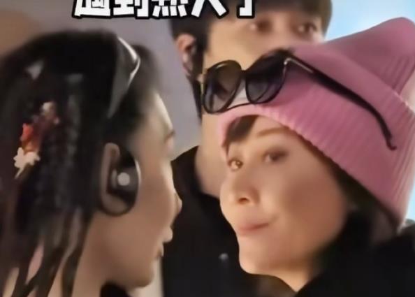 张柏芝撞到刘嘉玲后相视一笑
