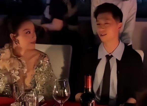周冬雨为井柏然倒酒，转头问刘雯：你看我倒得行不行？