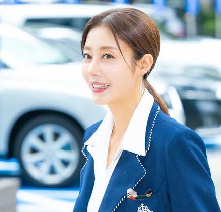 韩女星转行当“发型设计师”，顾客评价：剪发很细致