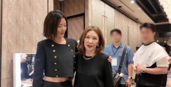 全智贤调皮调侃前辈李美淑：“今天我要被比下去了！”