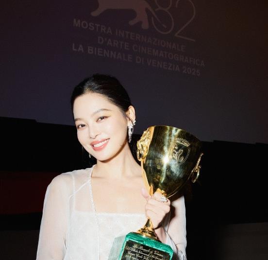 辛芷蕾妈妈得知女儿获奖哭了，一会痛哭流涕，一会儿又骄傲得不行