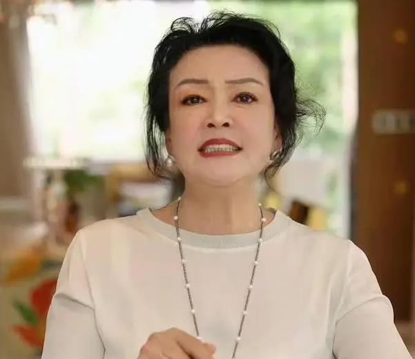 张兰进麻六记后厨直播，未洗手就切菜，被曝无健康证