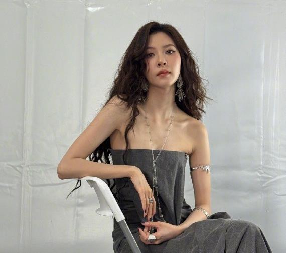 宋妍霏被曝二十分钟提了24次裙子