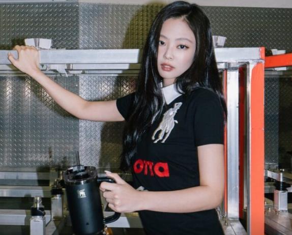 Jennie联名水杯卖到11万韩元，韩网友吐槽：价格实在太贵