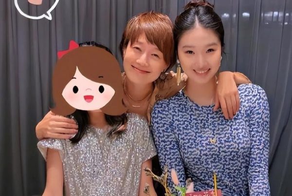文章马伊琍大女儿晒17岁庆生照，网友称赞：亭亭玉立，神似超模
