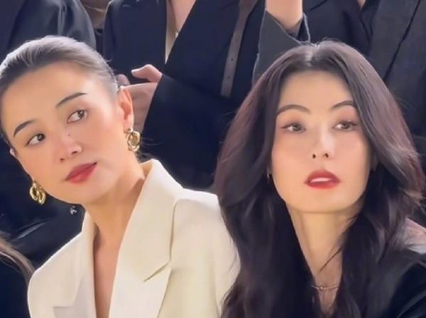 张柏芝黑色西装外套金色亮片长裙，与宋佳同框看秀引关注