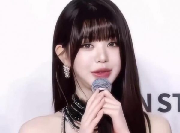 张元英黑色吊带礼服，搭配羽毛元素裙摆，亮相TMA颁奖礼红毯