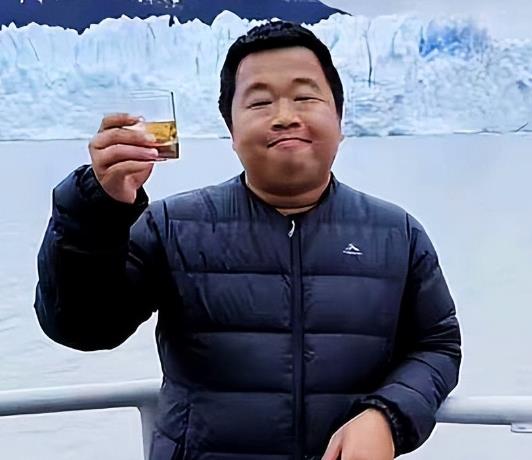网红蓝战非自曝收入：我一年天文数字，九位数都小看我了具俊晔