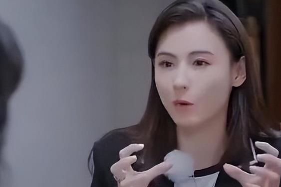 张柏芝15岁二儿子，镜头前秀肌肉引热议
