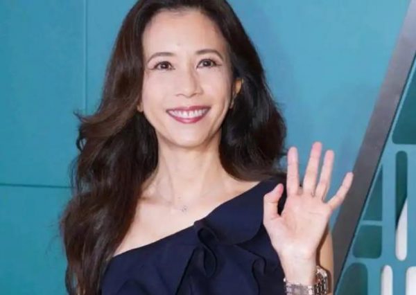 55岁莫文蔚黑色纱裙搭配过膝长靴亮相，网友：55岁活成25岁