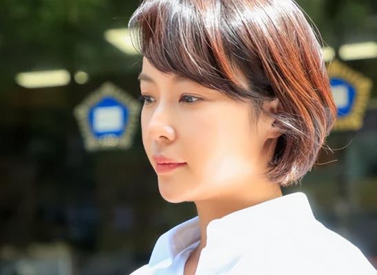 韩女星黄正音侵吞43亿韩元被判缓刑,当庭落泪缩略图 韩女星黄正音侵吞43亿韩元被判缓刑,当庭落泪