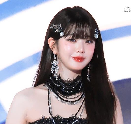 韩星张元英机场拖鞋被踩掉，视频网上热传引关注