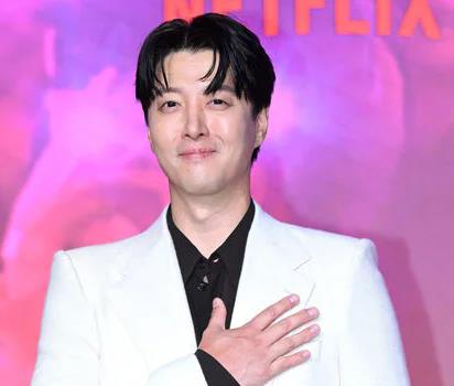 韩国知名男星患罕见病后，仍在咖啡店认真工作