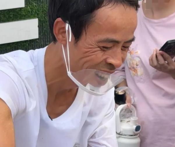 鸡排哥摊位爆火，开启限购应对“黄牛”，教姐夫摆摊日入千元
