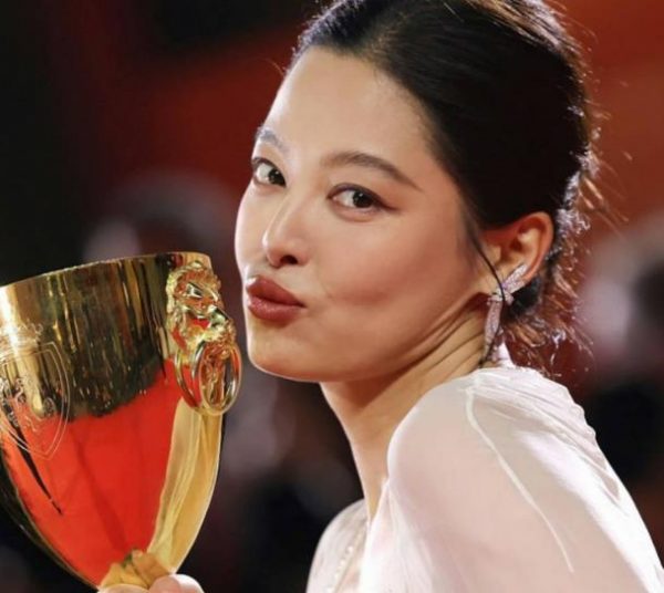 辛芷蕾“影后级”赞美，彭昱畅秒变“机智舞王”