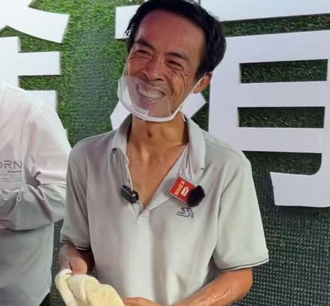 鸡排哥回应收入传闻,笑称“还没有到一个亿”缩略图 鸡排哥回应收入传闻,笑称“还没有到一个亿”