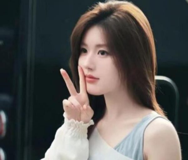 《许我耀眼》许妍卸妆引热议，以浮肿眼皮、鼻尖红痕的素颜出镜