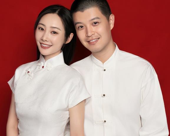 马頔李纯官宣结婚，晒出领证现场照