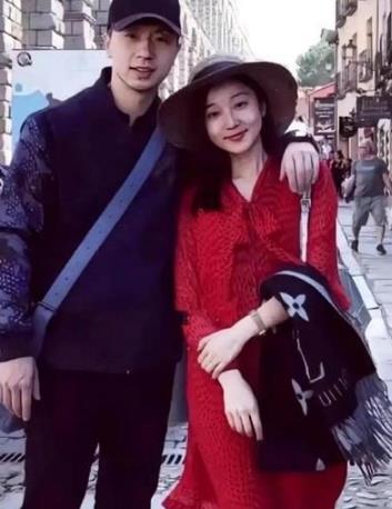 马龙妻子晒与倪妮校庆合影，网友：约定兑现