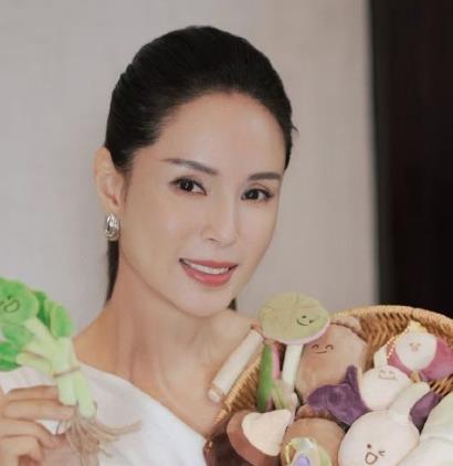 “小龙女”李若彤第一次体验高铁外卖，谁能不爱这样的中国速度