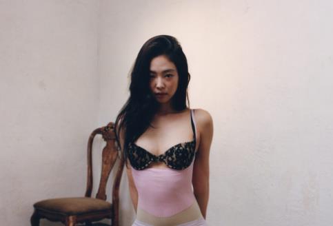 韩星Jennie登上法国时尚杂志封面,“粉色内衣造型”吸睛缩略图 韩星Jennie登上法国时尚杂志封面,“粉色内衣造型”吸睛
