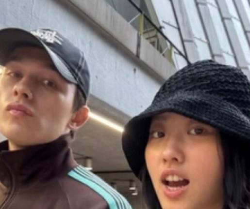 陈奕迅女儿陈康堤21岁生日，晒出与男友贴脸拥抱亲密合照