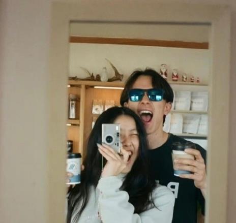 陈奕迅爱女与男友秀恩爱，21岁生日甜蜜放闪