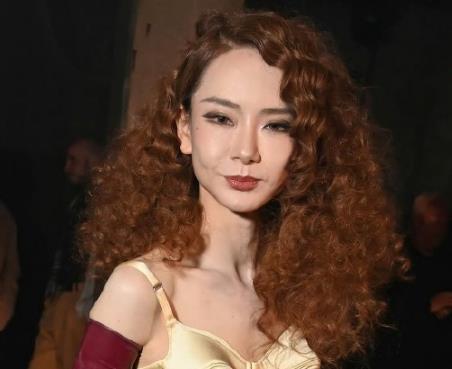 戚薇G社生图引关注，网友直呼：她的脸怎么了？