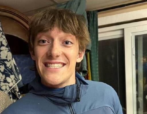 23岁美国知名网红直播攀岩时，失足坠崖身亡